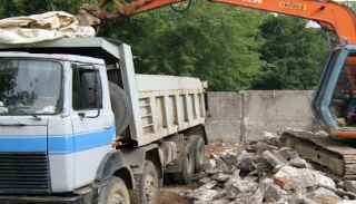 Вывоз строительного мусора с участка в Пыть-яхе недорого от 1568 руб. | 2Землекопа-Пть
